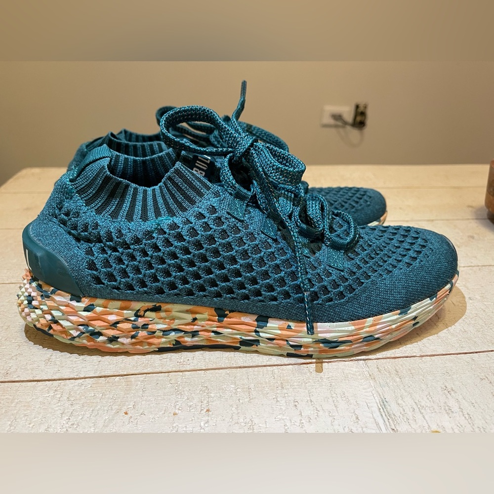 Men’s size 9. Women’s 10.5 . Wild Knit runners (wild jewel). Good condition.